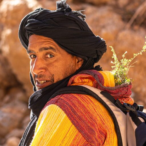 Guide dans le désert de Foum Zguid avec sac à dos - -Guide désertique au Maroc – excursion Foum Zguid Aventure dans le -désert de Foum Zguid avec guide local-